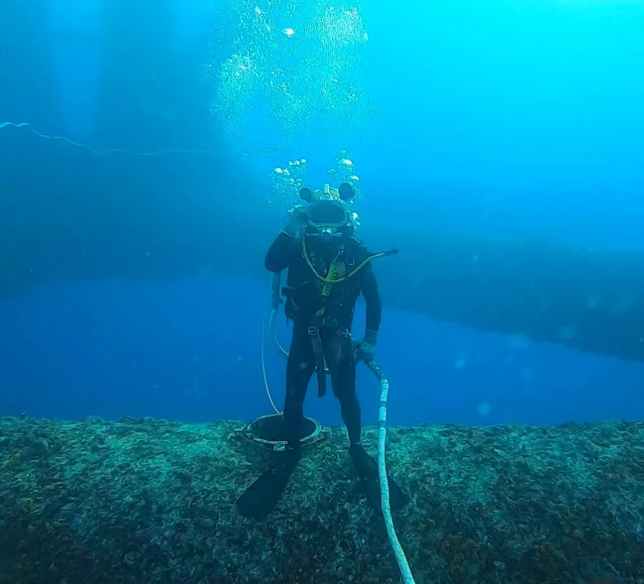 Mergulhador da Atlântica Subsea sobre estrutura submersa